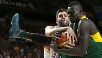 Felipe Reyes lucha con el senegal&eacute;s Badji.  