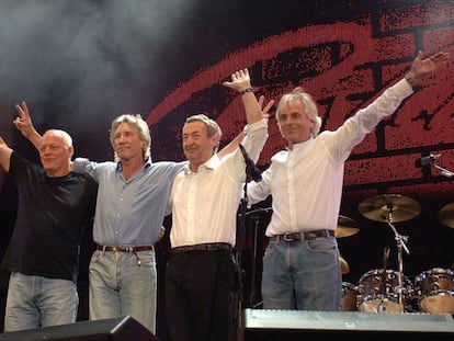 Gilmour, Waters, Mason y Wright saludan en el Live 8, en 2005.