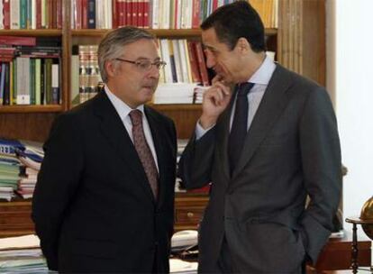 José Blanco y Eduardo Zaplana, durante la reunión mantenida ayer en el Congreso.