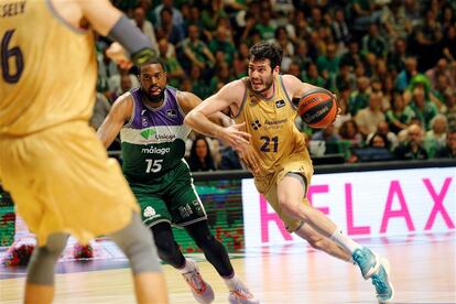 Álex Abrines con el balón ante Will Thomas durante el tercer partido de las semifinales de los playoffs de la ACB entre el Barcelona y el Unicaja, en Málaga este domingo.