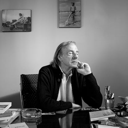 César Luis Menotti, conocido como 'El Flaco' en su oficina de Buenos Aires en septiembre de 2009. Menotti ganó la Copa Mundial de Fútbol de la FIFA como seleccionador nacional de Argentina en 1978. En la pared, tras de él, hay fotografías de su hijo Alejandro, tomadas en 1977. 