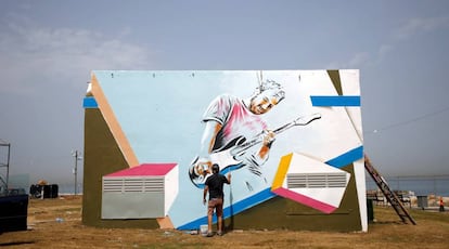 Un hombre pinta un mural de Eurovisión en Tel Aviv