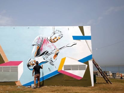 Un hombre pinta un mural de Eurovisión en Tel Aviv