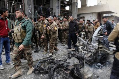 Las fuerzas de seguridad kurdas inspeccionan el lugar del atentado con bomba en Kirkuk, Irak.