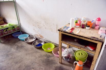 Dormitorio de niñas en el colegio Yulong Town. El colegio carece de agua caliente y calefacción.