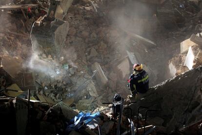 Labores de rescate entre los escombros de un edificio de tres plantas que se ha derrumbado en Shanghai, China.