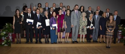 Los Príncipes de Asturias posan con todos los galardonados con la Medalla de Oro al Mérito en las Bellas Artes de 2009, que se han entregado en Jerez de la Frontera