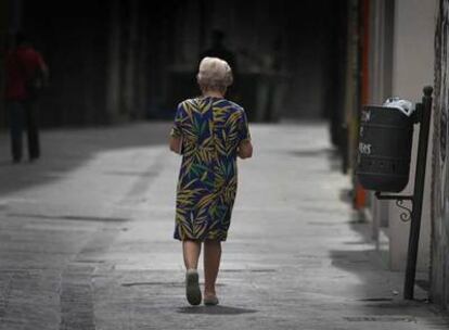 Una mujer mayor camina por una de las calles del centro de la ciudad de Valencia.