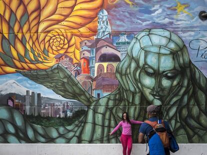 Un grafiti de la ciudad de Quito junto al TelefériQo, que asciende hasta las faldas del volcán Pichincha (Ecuador). 