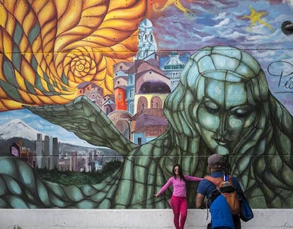 Un grafiti de la ciudad de Quito junto al TelefériQo, que asciende hasta las faldas del volcán Pichincha (Ecuador). 