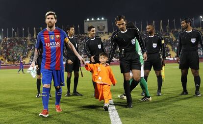 Messi, amb el nen afganès Murtaza Ahmadi, a Doha.