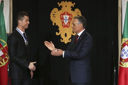 Cristiano Ronaldo (left) and Portuguese President An&iacute;bal Cavaco Silva.  