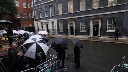 Medios de comunicación congregados en el exterior de Downing Street en Londres, este viernes.