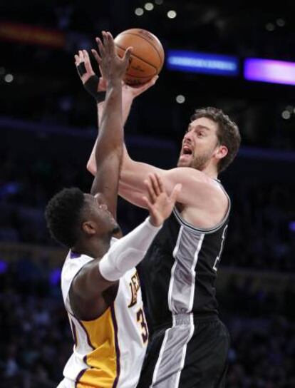 Pau Gasol y Julius Randle.