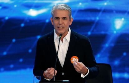 El candidato presidencial brasileño Luiz Felipe D'Avila habla durante el debate.