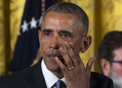 Amb llàgrimes a les galtes, el president dels EUA, Barack Obama, va presentar un conjunt de mesures executives per intentar evitar que, com passa ara, 30.000 persones morin cada any en incidents amb armes de foc. 5 de gener del 2016.