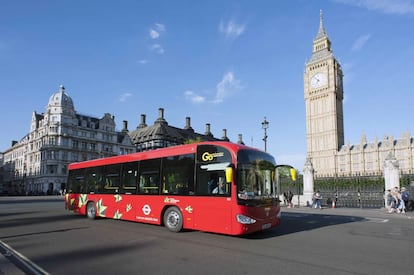 Un autob&uacute;s el&eacute;ctrico de Irizar circula por las calles de Londres.