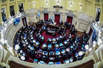 El Senado argentino discute la ley que anula la subida de tarifas, el miércoles.