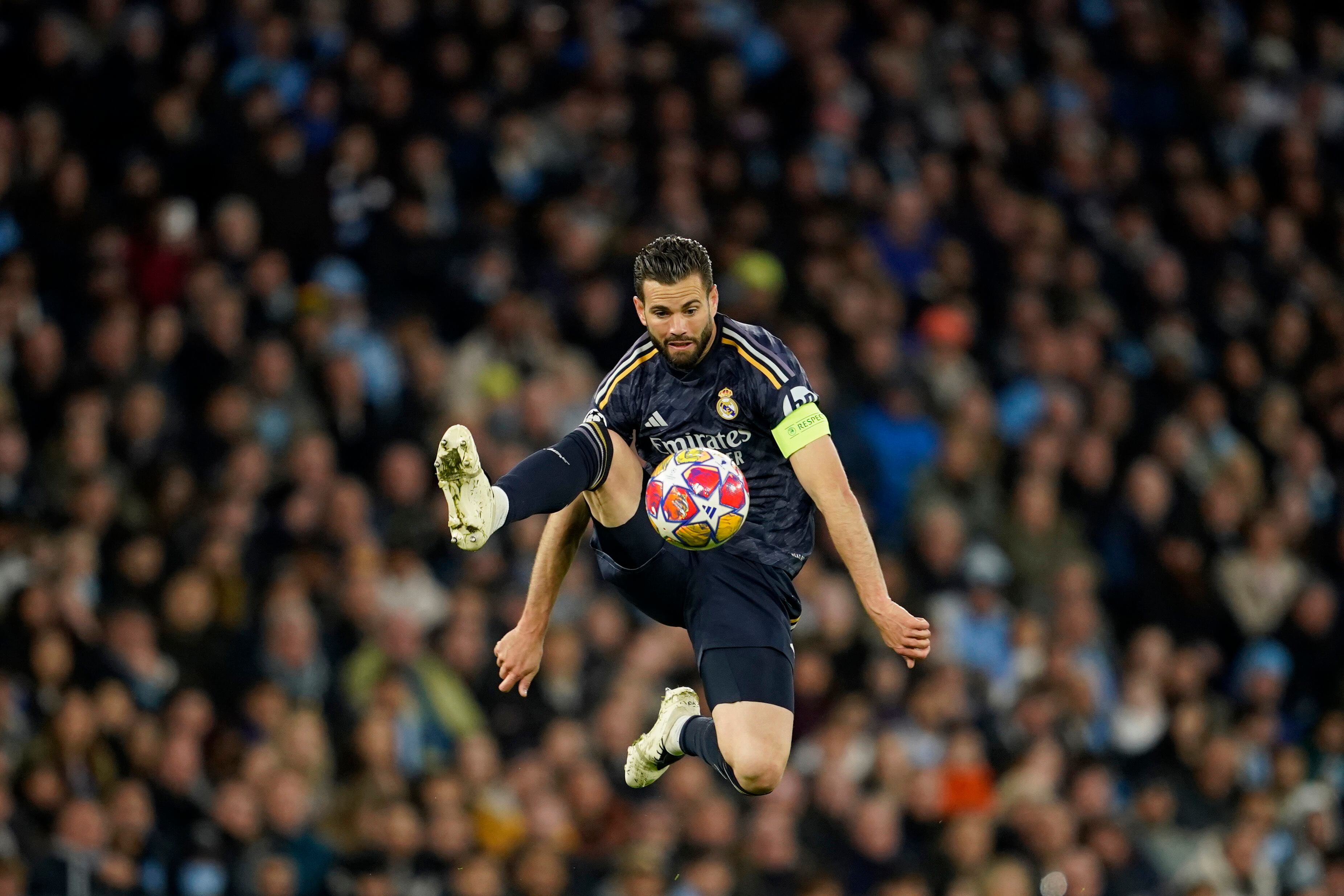 Nacho controla la pelota en un momento del partido.