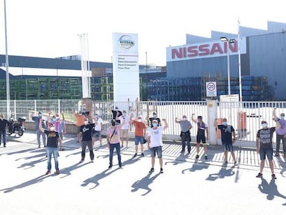 Treballadors davant la fàbrica de Nissan a Montcada i Reixac.