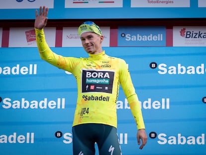 Primoz Roglic celebra en el podio su liderato en la Itzulia, tras una jornada en la que se cayó.