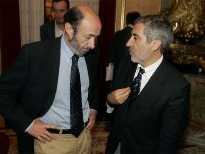 Alfredo Pérez Rubalcaba (PSOE) y Gaspar Llamazares (Izquierda Verde), en el Congreso.