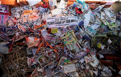 Un grupo de activistas ambientales protestan sobre la propaganda electoral de las elecciones en Manila (Filipinas).