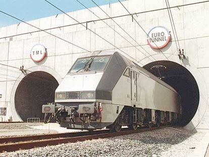 Un tren atraviesa el túnel francés de Calais.