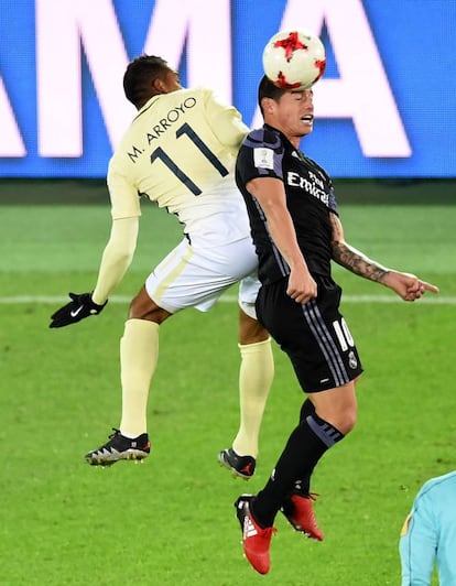 James Rodríguez (derecha) golpea el esférico de cabeza ante la presión de Michael Arroyo del Club América.