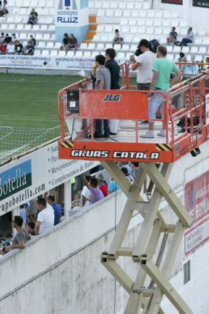 Locutores de la cadena SER retransmiten un partido desde una plataforma elevadora, debido a los impedimentos de la LFP, en 2011.