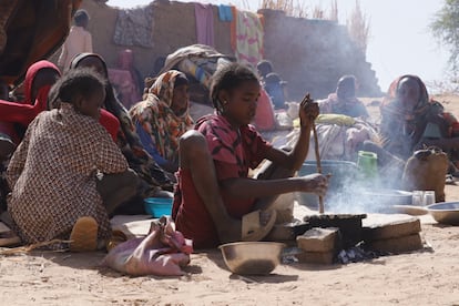 Una niña prepara comida en un campo de desplazados en El Fasher, en Darfur Norte, en julio.