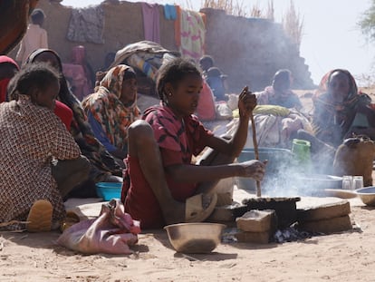 Una niña prepara comida en un campo de refugiados en El Fasher Sudán