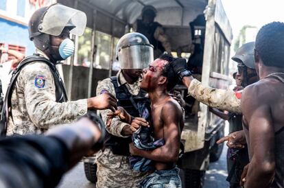 Un presunto ladrón de teléfonos es arrestado por la policía durante una manifestación exigiendo la renuncia del presidente Jovenel Moise en la capital haitiana de Puerto Príncipe, el 29 de octubre.