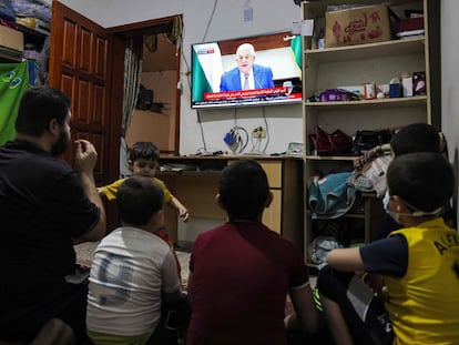 Miembros de una familia palestina siguen el jueves desde Gaza el discurso del presidente palestino, Mahmud Abbas