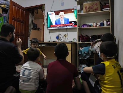 Miembros de una familia palestina siguen el jueves desde Gaza el discurso del presidente palestino, Mahmud Abbas.