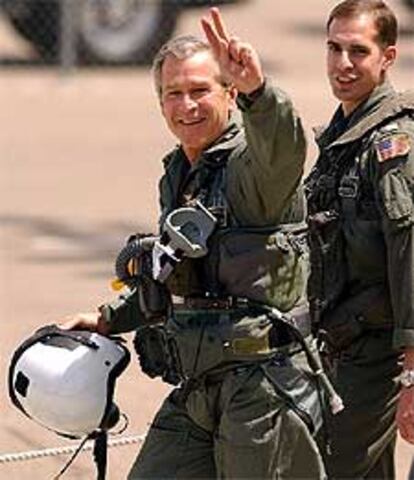 Bush saluda en la pista de aterrizaje del portaaviones <i>Viking</i>, en la Base Naval de North Island, en Coronado (California), antes de partir hacia el portaaviones <i>Abraham Lincoln.</i>