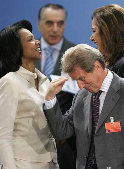 Condoleezza Rice (izquierda) y el ministro francés de Exteriores, Bernard Kouchner.