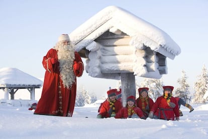 Santa Claus y sus pequeños duendes en Rovaniemi, Laponia, Finlandia.