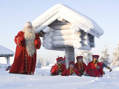 Santa Claus y sus pequeños duendes en Rovaniemi, Laponia, Finlandia.