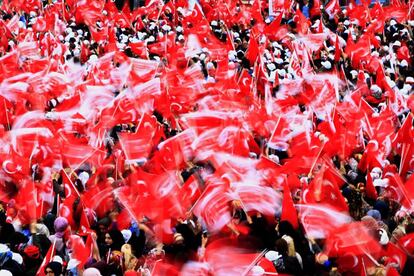 Rize, en la region del Mar Negro de Turquía, es la ciudad de origen de la familia del presidente turco, Recep Tayyip Erdogan, una de las figuras más transformadoras y polarizadoras de la historia turca moderna. En la imagen, partidarios de Recep Tayyip Erdogan, esperan el discurso del actual presidente turco mientras ondean banderas nacionales, el 3 de abril de 2017 en Rize.