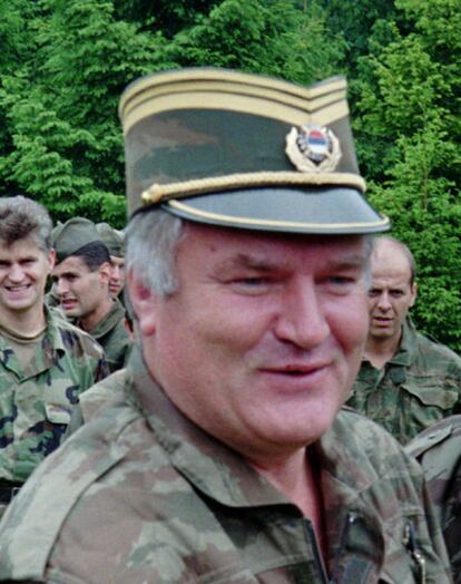 El general Ratko Mladic visita a sus tropas en Han Pjesak, cerca de Sarajevo, en 1996.