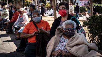 Adultos mayores de 60 años hacen fila en Ciudad de México para vacunarse, este lunes.