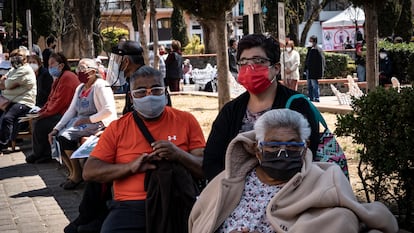 Adultos mayores de 60 años hacen fila en Ciudad de México para vacunarse, este lunes.