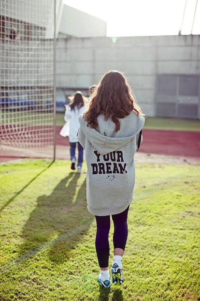 Ainhoa Tirapu, del Athletic de Bilbao, lleva mono de licra negro de Oysho y sudadera larga con capucha de Bershka.