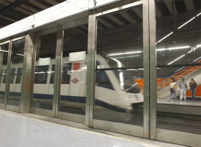 Mamparas de seguridad instaladas en fase de prueba en la estación de San Nicasio en Leganés.