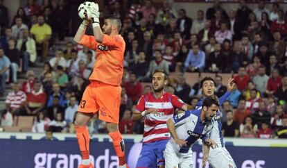 Casilla detiene el balón ante Cala. 