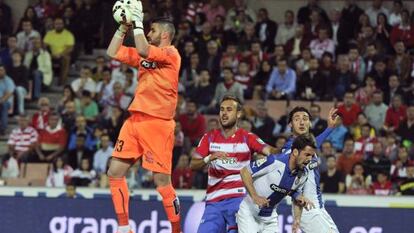 Casilla atura la pilota davant Cala.