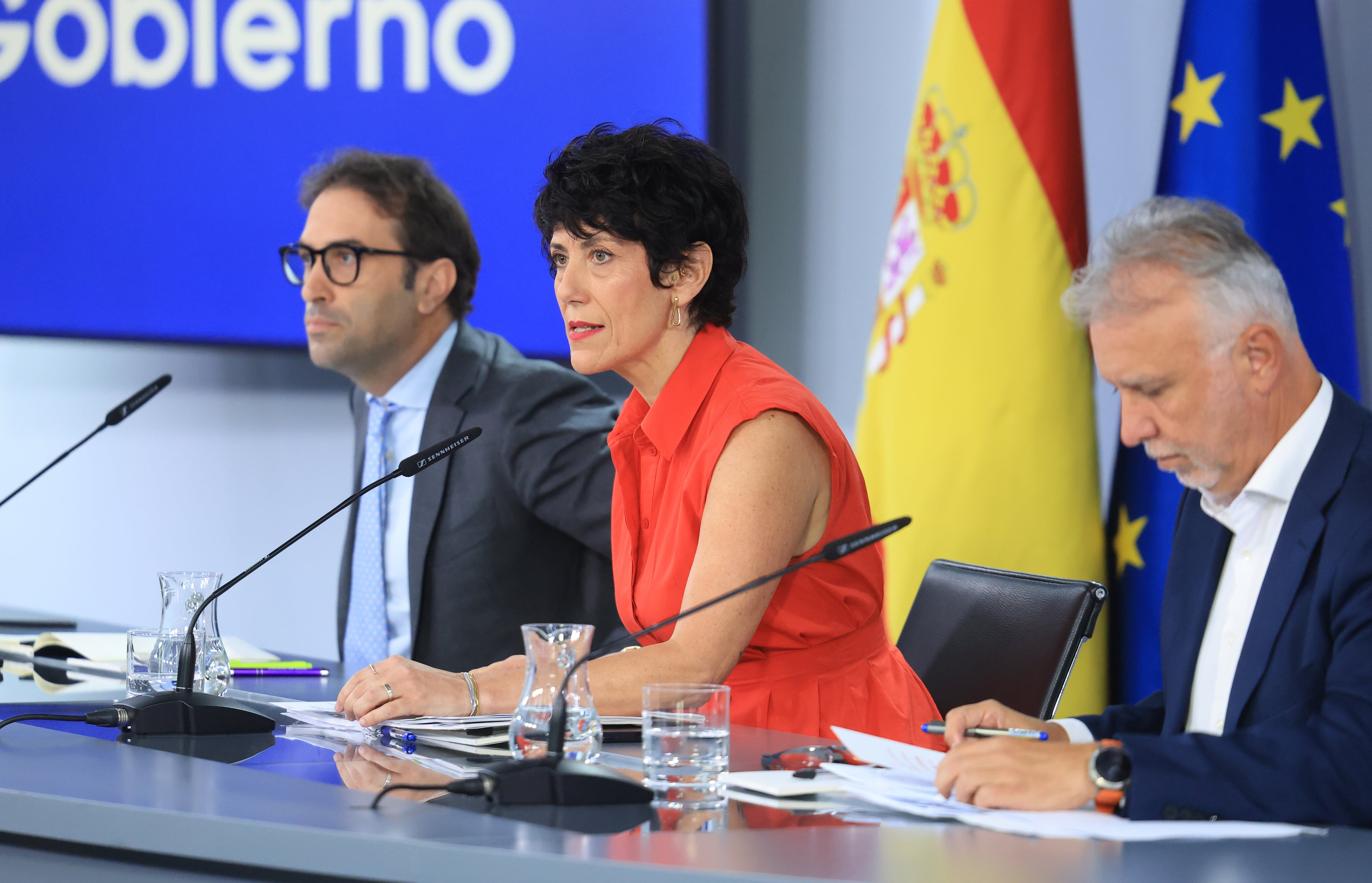 Última hora de la entrada de inmigrantes a Ceuta, en directo | El plan de choque del Gobierno para Ceuta incluye más de 100 millones para la acogida de menores
