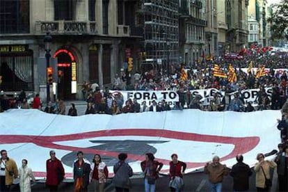 Los manifestantes, ayer, a su paso por la Via Laietana.