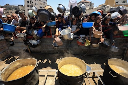 Moradores de Gaza aguardam distribuição de alimentos de uma cozinha beneficente na Cidade de Gaza no dia 22.